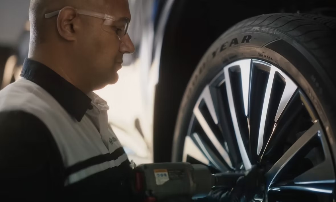 imgi_49_lexus-precision-service-commitment-service-video-s